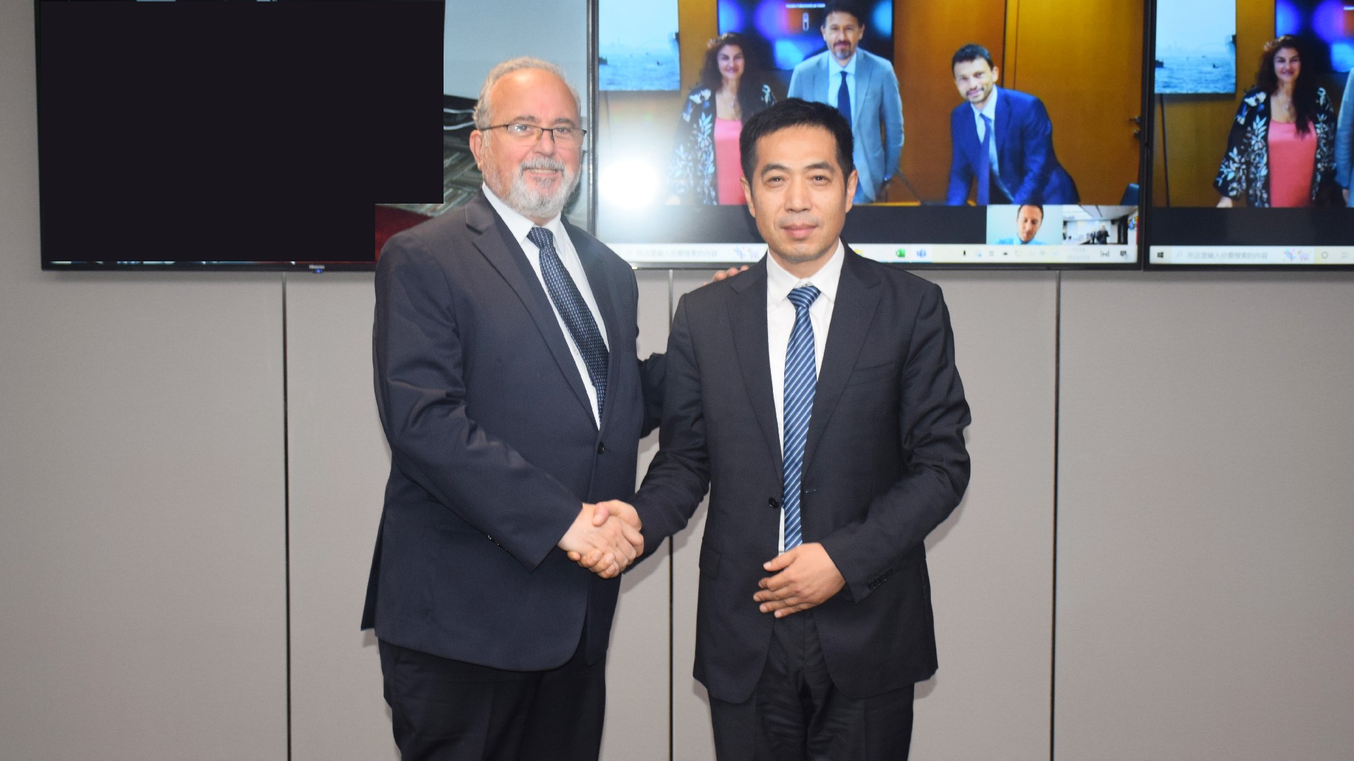 The signing ceremony between Eastech and Veralis for HSL technology